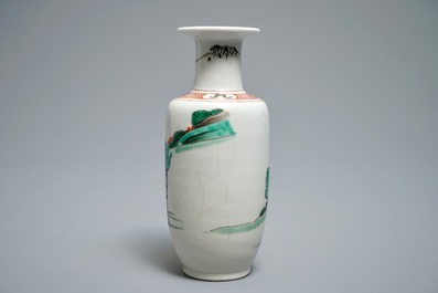 Un vase de forme rouleau en porcelaine de Chine famille verte, Kangxi
