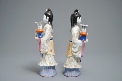 Een paar Chinese famille rose kandelaars in de vorm van dames, 19/20e eeuw