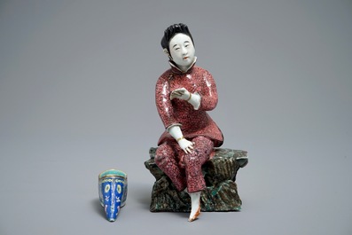 A Chinese famille rose model of a lady and a miniature shoe, 19/20th C.