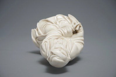 Een Chinees Dehua blanc de Chine model van Guanyin, 18/19e eeuw