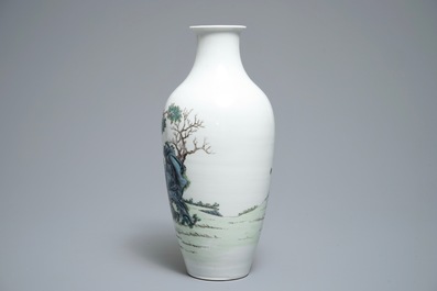 Un vase en porcelaine de Chine famille rose, R&eacute;publique, 20&egrave;me