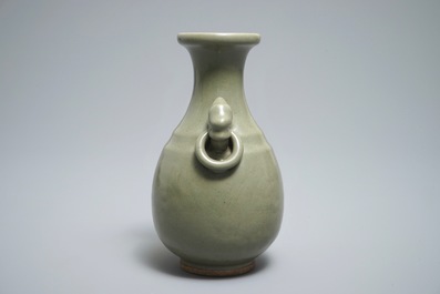 Un vase en porcelaine de Chine c&eacute;ladon monochrome &agrave; d&eacute;cor incis&eacute;, 19/20&egrave;me