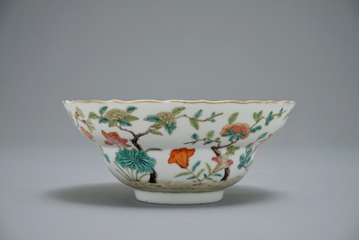Een Chinese famille rose kom met floraal decor, Daoguang merk, 19e eeuw