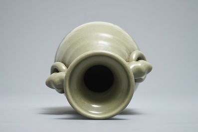 Un vase en porcelaine de Chine c&eacute;ladon monochrome &agrave; d&eacute;cor incis&eacute;, 19/20&egrave;me