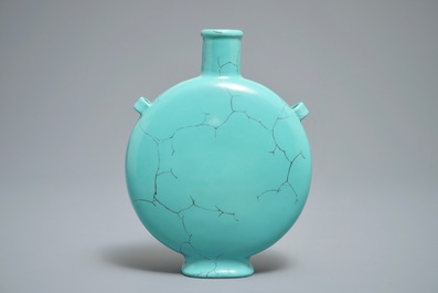Een Chinese faux turquoise maanfles, Qianlong merk, 20e eeuw