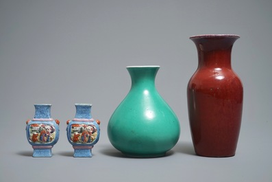 Vier Chinese monochrome en famille rose vaasjes, 19/20e eeuw