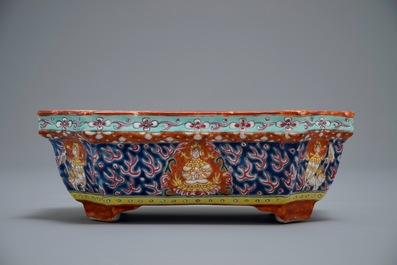 A Chinese famille rose Bencharong-style jardini&egrave;re for the Thai market, 19th C.