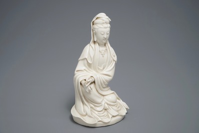 Een Chinees Dehua blanc de Chine model van Guanyin, 18/19e eeuw
