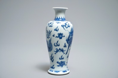 Un vase en porcelaine de Chine bleu et blanc &agrave; d&eacute;cor d'un qilin, Kangxi