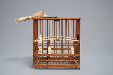 A Chinese wooden bird cage with ivory and porcelain ornaments, 19/20th C.