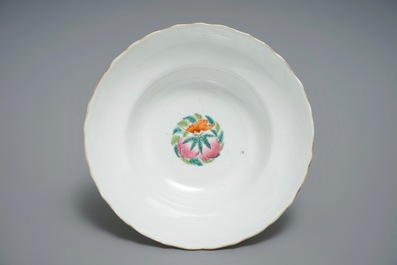 Een Chinese famille rose kom met floraal decor, Daoguang merk, 19e eeuw