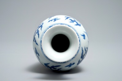 Un vase en porcelaine de Chine bleu et blanc &agrave; d&eacute;cor d'un qilin, Kangxi