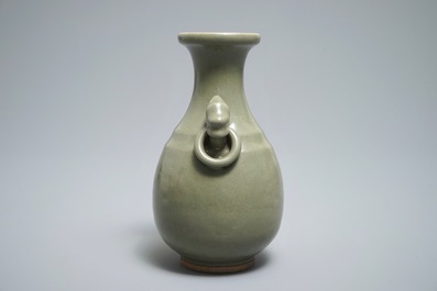 Un vase en porcelaine de Chine c&eacute;ladon monochrome &agrave; d&eacute;cor incis&eacute;, 19/20&egrave;me