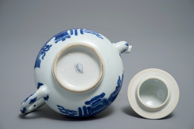 Une th&eacute;i&egrave;re couverte en porcelaine de Chine bleu et blanc &agrave; d&eacute;cor d'antiquit&eacute;s, Kangxi