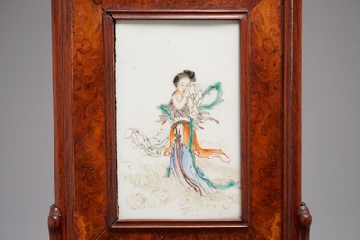 A small Chinese famille rose rootwood table screen, 19/20th C.