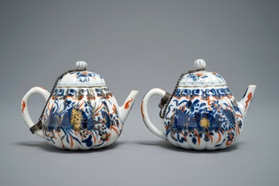 Een paar Chinese Imari-stijl theepotten met deksels, Kangxi