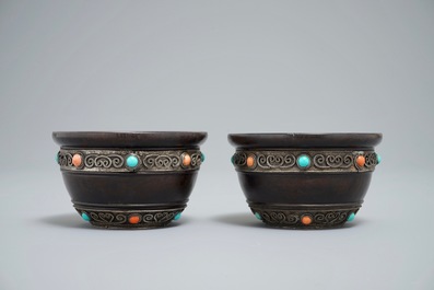 Une paire de bols en bois &agrave; monture en argent incrust&eacute; de turquoise et corail, Tibet, 19&egrave;me