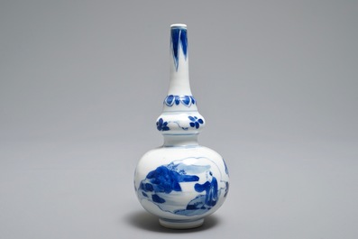 Een Chinees blauwwit kalebasvaasje, Kangxi