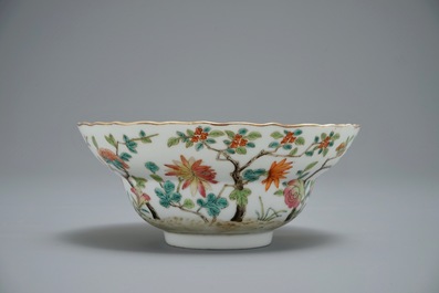 Een Chinese famille rose kom met floraal decor, Daoguang merk, 19e eeuw