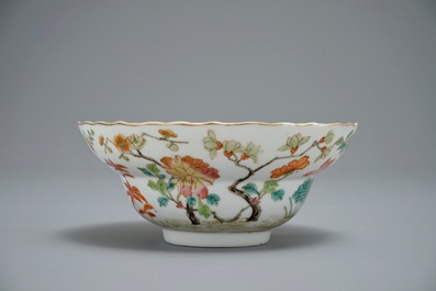 Een Chinese famille rose kom met floraal decor, Daoguang merk, 19e eeuw
