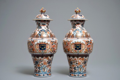 Een paar dekselvazen in Imari-stijl met het wapen van Orl&eacute;ans, Samson, Parijs, 19e eeuw