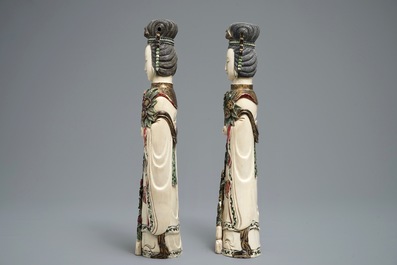 Een paar polychrome Chinese ivoren figuren van dames, 1e helft 20e eeuw