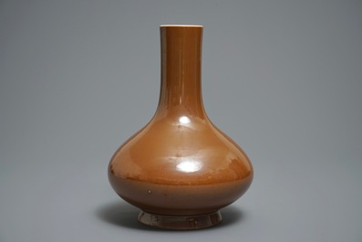 Un vase de forme bouteille en porcelaine de Chine brun capucin, marque de Qianlong, 19&egrave;me