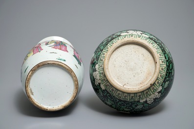 Deux vases en porcelaine de Chine famille noire et famille rose, 19&egrave;me