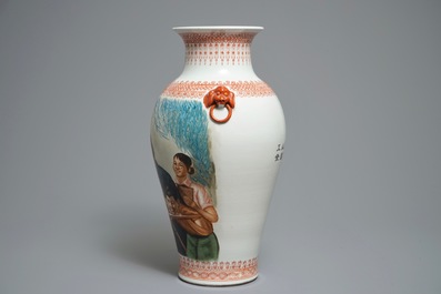 Een Chinese vaas met decor uit de Culturele Revolutie, 20e eeuw