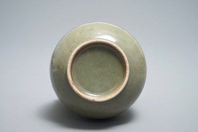 Un vase en porcelaine de Chine c&eacute;ladon monochrome &agrave; d&eacute;cor incis&eacute;, 19/20&egrave;me