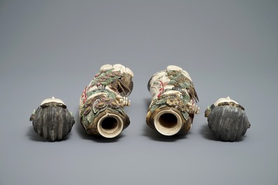 Een paar polychrome Chinese ivoren figuren van dames, 1e helft 20e eeuw