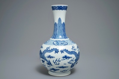 A Chinese blue and white bottle vase with dragons, 19/20th C.