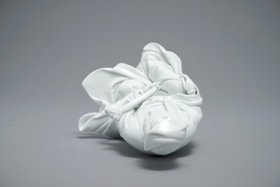 Un mod&egrave;le de Guanyin en porcelaine blanc de Chine, marque incis&eacute; sur le dos, 18&egrave;me