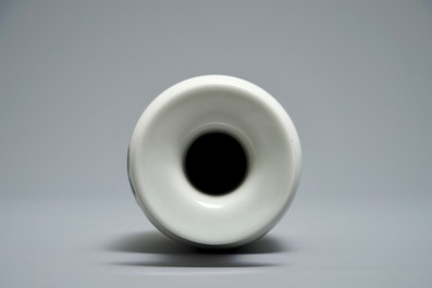 Un vase de forme rouleau en porcelaine de Chine famille verte, Kangxi
