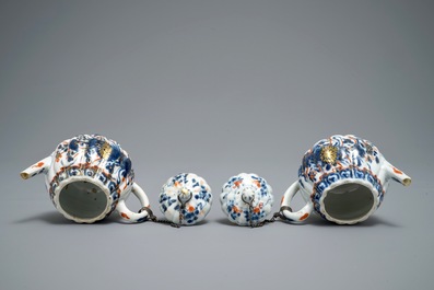 Een paar Chinese Imari-stijl theepotten met deksels, Kangxi