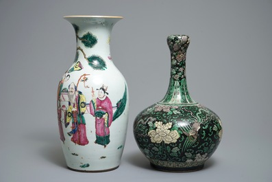 Deux vases en porcelaine de Chine famille noire et famille rose, 19&egrave;me