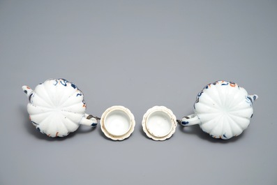 Een paar Chinese Imari-stijl theepotten met deksels, Kangxi