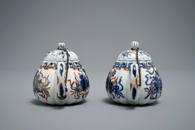 Een paar Chinese Imari-stijl theepotten met deksels, Kangxi