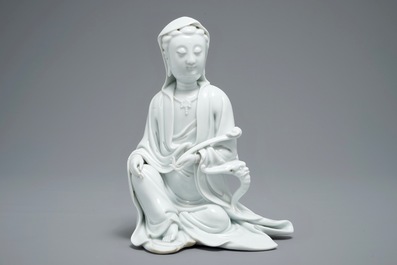 Un mod&egrave;le de Guanyin en porcelaine blanc de Chine, marque incis&eacute; sur le dos, 18&egrave;me