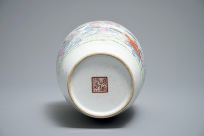 Un vase en porcelaine de Chine famille rose, R&eacute;publique, 20&egrave;me