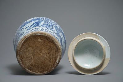 Een grote Chinese blauwwitte dekselvaas met landschapspanelen, Kangxi