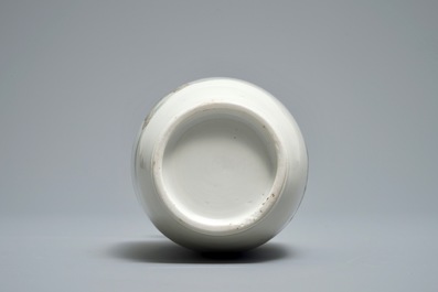 Un vase de forme rouleau en porcelaine de Chine famille verte, Kangxi