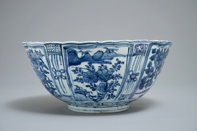 A large Chinese blue and white kraak porcelain bowl with a tiger, Wanli