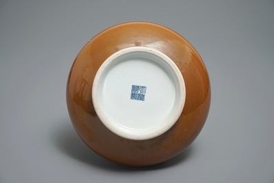 Un vase de forme bouteille en porcelaine de Chine brun capucin, marque de Qianlong, 19&egrave;me