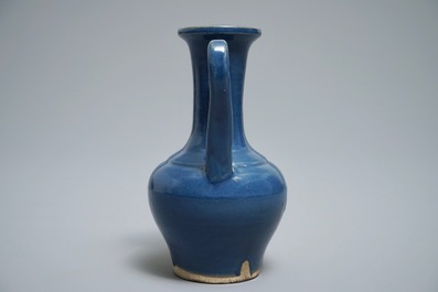 Een Chinese monochrome blauwe kan, 19e eeuw