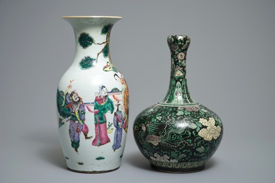 Deux vases en porcelaine de Chine famille noire et famille rose, 19&egrave;me