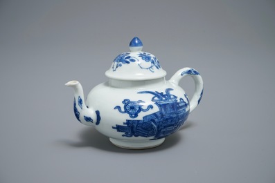 Une th&eacute;i&egrave;re couverte en porcelaine de Chine bleu et blanc &agrave; d&eacute;cor d'antiquit&eacute;s, Kangxi