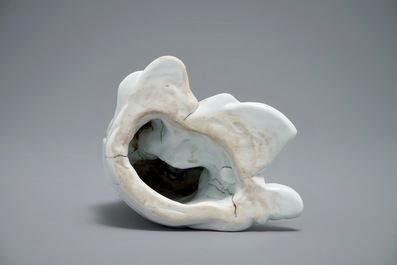 Un mod&egrave;le de Guanyin en porcelaine blanc de Chine, marque incis&eacute; sur le dos, 18&egrave;me