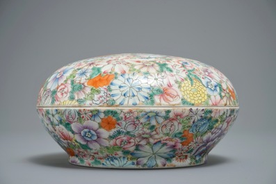 Een Chinese famille rose millefleurs dekseldoos, Qianlong merk, 19/20e eeuw