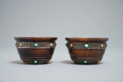 Une paire de bols en bois &agrave; monture en argent incrust&eacute; de turquoise et corail, Tibet, 19&egrave;me